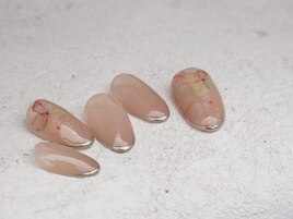 さりげなく上品フラワーネイル