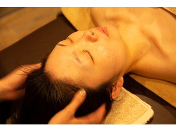 骨気(コルギ)専門店 YONG miu【ヨング ミュー】の写真/【顔の土台は背中にあり】背面から流す《根本改善コルギ》姿勢から整えることで、理想の小顔に!持続力も◎