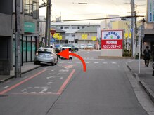 整体術×高濃度水素吸入【ところ整体院】所沢駅前店/駐車場の手間を左に曲がります