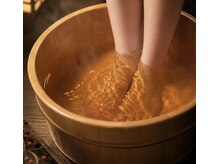 オンセンスパ 麻布十番店(onsenSPA)の雰囲気（ひのき香る足湯で、施術前からじんわり巡る。）