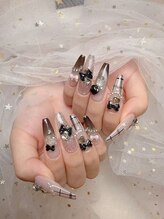 ラグジュアリーブラックリボンネイル上品なグレージュ、ブラウンのグラデーションにブラックリボン