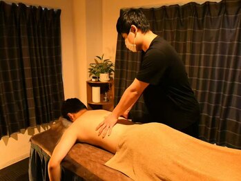 リラころ 天五店の写真/男性スタッフによる男性のお客様へのオイルマッサージも好評いただいております。