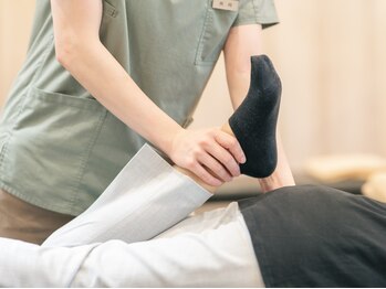 くすの樹接骨院 整体院 吉野ヶ里院/施術風景[O脚/X脚/姿勢矯正]