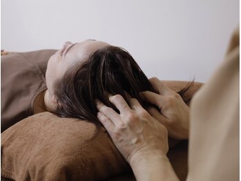 やの鍼灸治療院/固くなった頭皮もほぐし引き上げ