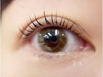 アリクシー(ALIXSY)の写真/”持ちがいい”との声多数!《まつげパーマ(上)+最上級Wケラチンtr￥4,500》厳選したトリートメントでケア◎