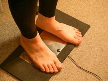 ヨモミー(yomo me!)/足裏から伝わる微弱電流が全身へ