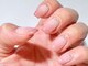 トップネイル ハママツ(TOP NAIL HAMAMATHU)の写真/《シンプル定額￥6500》オフィスやデートに最適。肌馴染みの良いカラーと繊細アートで魅せる手元
