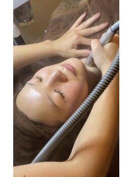 プライベートサロンイムエ(Private Salon IMME.)/ハイドラフェイシャル施術中