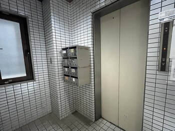 エミュ(emu)/右奥にエレベーターがあります