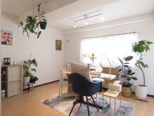 オベリオアトリエ(OBERIO ATELIER)の雰囲気(都会の疲れが取れる様なグリーン多めのサロンです)