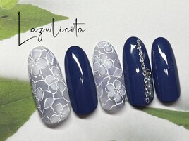 繊細なレースのフラワーネイル