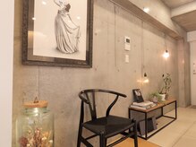 ウンジョルノ フェリーチェ 表参道店/質の良い椅子がお出迎え