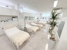 シーボン 新小岩店の雰囲気（明るく広々とした開放的なサロン空間。初めての方も通いやすい）