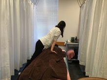 月の桜の雰囲気(スタッフの施術光景)