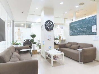 みずえ駅ビル整骨院/ゆったりとくつろげる待合室