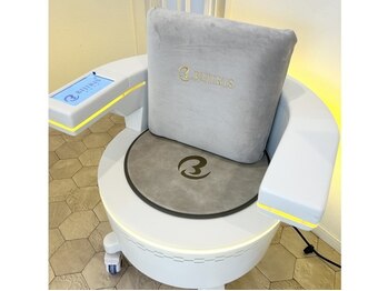 ビューティーサロン クリスタル(Beauty Salon Crystal)の写真/【大好評◎ビジリスはBeautySalon Crystalで♪】座るだけでトレーニング！？骨盤矯正やヒップUP効果も！！
