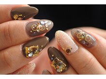 トリネブランシ ネイルアトリエ(Trinebranci._Nail Atelier)/ブラウン◇スタッズネイル