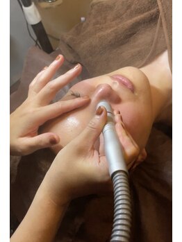 プライベートサロンイムエ(Private Salon IMME.)/ハイドラフェイシャル施術中