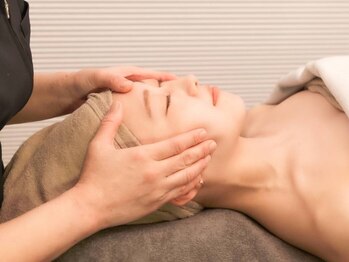 ハルノワ 麻布十番(Halnowa)の写真/ハンドの繊細な圧で筋肉をほぐし、リフトアップ◎〈小顔フェイシャル¥9,800〉柔らかく引き締まった小顔へ。