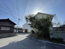 ネイルスタジオ ロギ(LOGI)の雰囲気（敷地内右手前のカフェが入っている棟の2階です。）