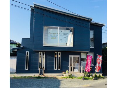 ブルーの2階建のお店になっております♪