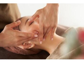 マナティス(ManaTiss)/ほほの位置が若さを決めます!