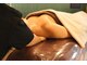 エステティーク シラベ(esthetique Shirabe)の写真/仰向けの施術で首肩こりも心地よくほぐす！顔コルギとデコルテ、背中、二の腕磨きでブライダル◎