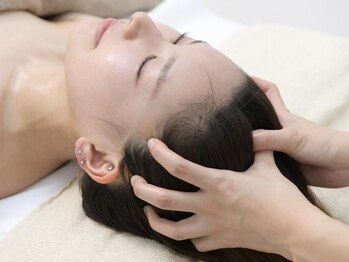 レミー(Remy)の写真/【新感覚バザルトヘッドスパ】遠赤外線を使用した温熱効果で頭皮の筋肉を緩めほぐします♪小顔効果にも◎