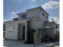 ユーガ(yu-ga)の雰囲気（公園目の前の白いお家です。家の前にお車停めて貰えます。）