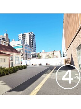 パレット 国立店(Palette)/可愛い建物の右側を通り