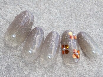 ふんわりグレージュの小花ネイル