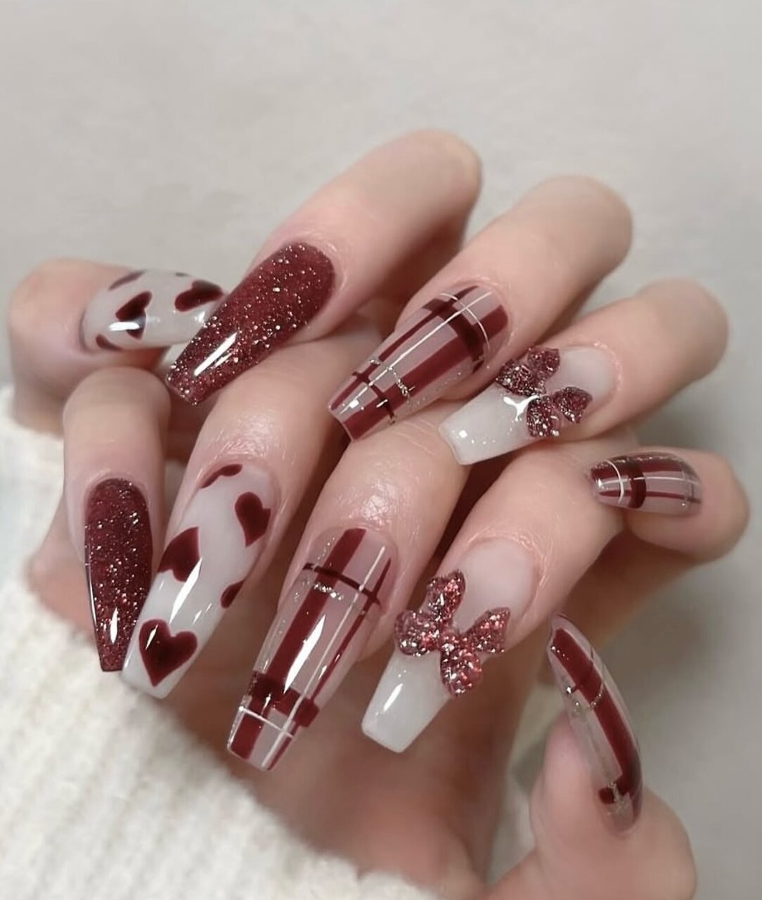 2026年冬トレンド】ボルドー ハート ハンドのネイルデザイン集｜新着順