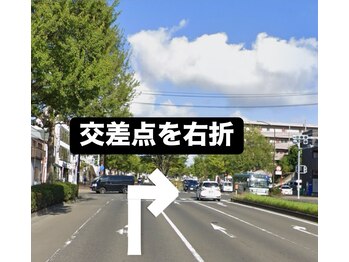 鈴木接骨院 青葉区小松島院/交差点を右に曲がります