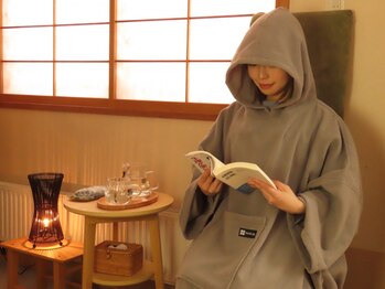 【足つぼ/よもぎ蒸し/オイルリンパ/腸もみ/ヘッドスパ】女性専用サロンPuanaの写真/《よもぎ蒸しで女性の健康をサポート》老廃物の排出を促進!代謝UPで冷えが原因の不調を改善しましょう!