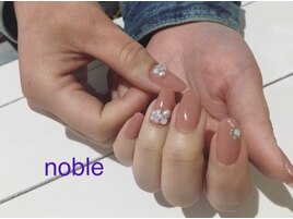 ベージュ×ビジューネイル