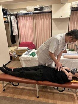 島本カイロプラクティック オフィス/肩こり・巻き肩・内巻き肩に