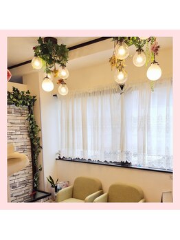 ヨリーズサロン(yoris.salon)/シャンデリアの受付スペース