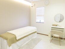 ベル(Belle)の雰囲気（白×ベージュ×ゴールドの上品かつ可愛らしい部屋）