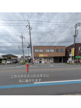 リュウール(Lueur)/駐車場入口