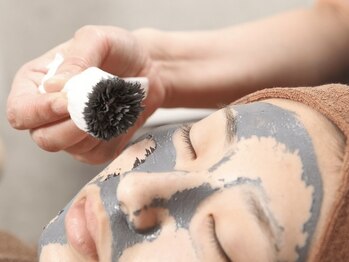 サロンドミジュ(Salon de 美jyu)の写真/【長年悩み続けたシミ改善】肌のスペシャルケアはここだけで完結！紫外線によるお肌のダメージに効果的◎