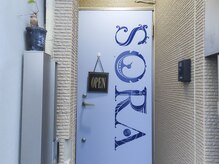リラリラ 浅草店/SORAロゴが入った扉でお出迎え