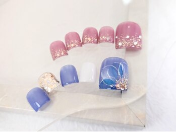 ディバイン ネイルズ(DIVINE NAILS)の写真/【同時施術OK】色鮮やかな抜け感あるデザインで足先から魅力を伝える《シンプル定額¥6500》