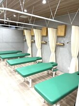 グロウアップ鍼灸整骨院 阪急茨木市駅前(GROW UP鍼灸整骨院)/清潔で明るい店内◎