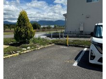 駐車場はこちら！黄色のポールが目印です！