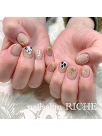 ベージュの牛柄ネイル