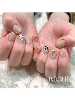 ベージュの牛柄ネイル