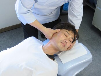 神田カイロプラクティック療術院の写真/疲れ目が気になる、疲労感で目覚めが悪い方は当院へ歴40年の匠がお悩みの根本原因である骨の歪みを解消
