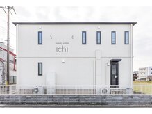 イチ(ichi)の雰囲気（外観◎駐車場、敷地内3台完備！カーポート下2台、砂利1台）