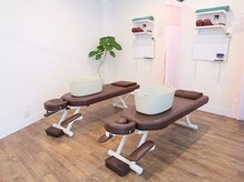 キトキト鍼灸接骨院 今里院の雰囲気(白と茶色で統一された清潔感のある院内)