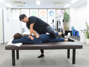 トムストレッチ 浅草橋店/身体の側面から腰を伸ばします